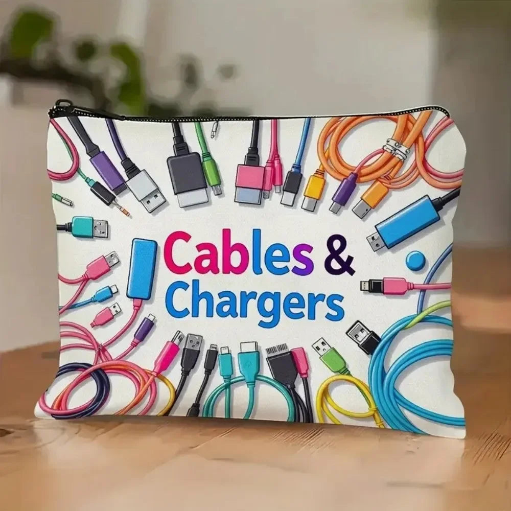 Bolsa de cremallera de lona blanca llena de varios cables y cargadores de dispositivos.