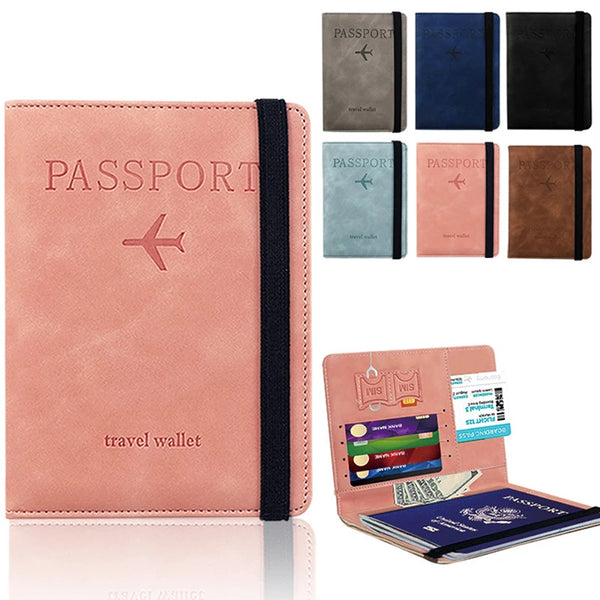 Portefeuille de passeport en cuir rose avec sangle noire et plusieurs couvertures de passeport foncées à côté d'un portefeuil