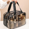 Una bolsa reutilizable transparente con correas negras, que contiene varias botellas de vidrio y artículos de tocador.