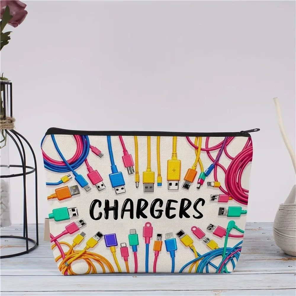 Bolsa de almacenamiento con cremallera para lienzo llena de varios cargadores y cables electrónicos.