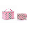 Bolsa de almacenamiento cosmético rosa con lunares verdes y tapa bisagra.