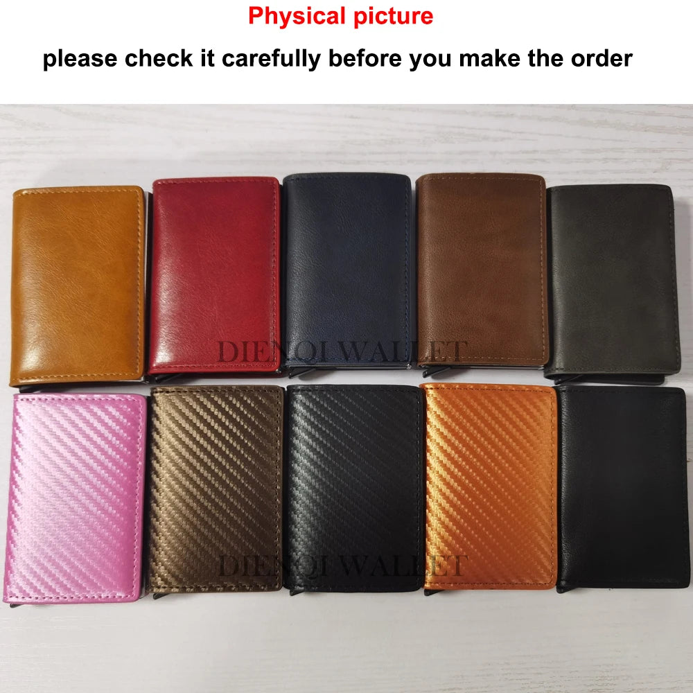 Une rangée de neuf porte-cartes en cuir de différentes couleurs, y compris marron, rouge, noir et rose.