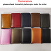 Une rangée de neuf porte-cartes en cuir de différentes couleurs, y compris marron, rouge, noir et rose.