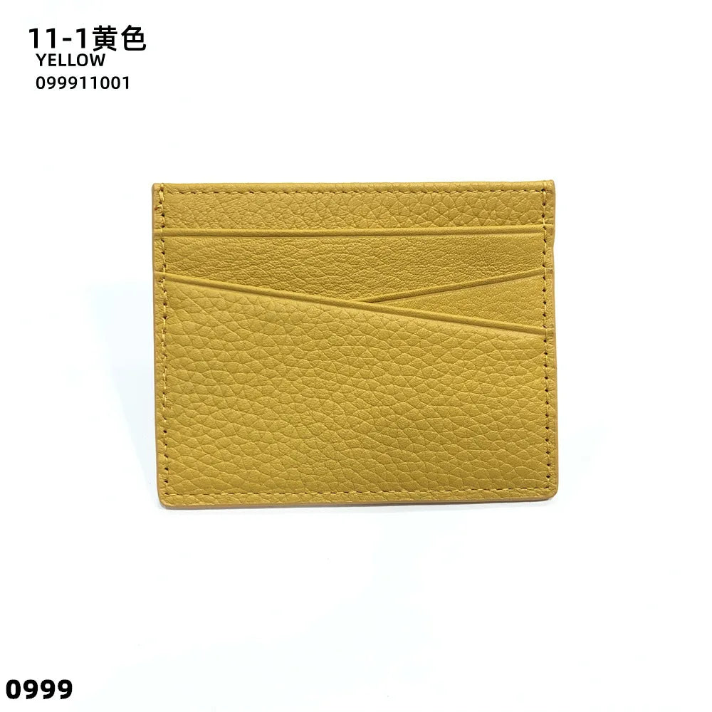 Porte-cartes en cuir véritable couleur fauve avec un motif gravé en diagonale.
