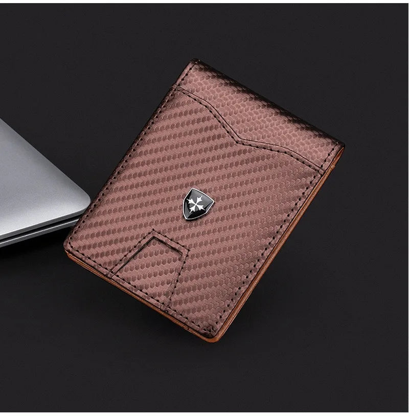 Cartera de cuero marrón texturizado con emblema plateado sobre una superficie oscura.