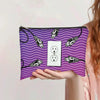 Bolsa de almacenamiento cosmético morada con tela a rayas negras, múltiples enchufes eléctricos y un diseño de toma de corrie