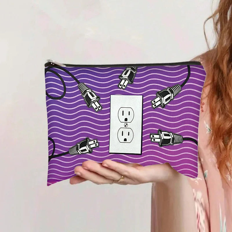 Bolsa de almacenamiento cosmético morada con tela a rayas negras, múltiples enchufes eléctricos y un diseño de toma de corrie