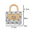 Bolso cruz de textura floral beige claro con asa curva y cadena dorada.