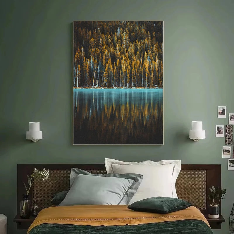 Canvas-Kunstdruck mit dichtem Wald, der sich im ruhigen blauen Wasser gegen eine gedämpfte grüne Wand spiegelt.