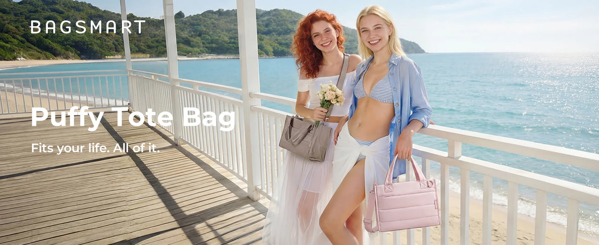 Zwei Frauen stehen auf einem Holzsteg am Meer und halten und präsentieren eine voluminöse Tasche.