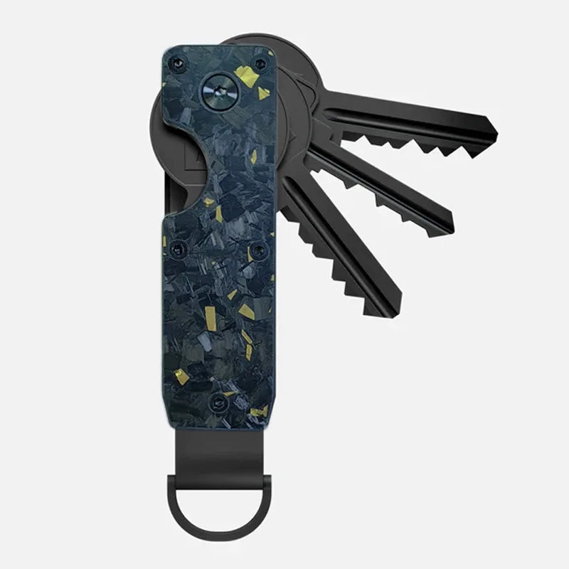 Porte-clés organisateur en métal minimaliste avec motif camouflage bleu foncé et or et une clé noire.