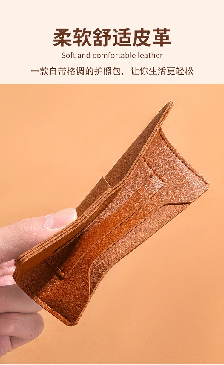 Gros plan d'un portefeuille de voyage mince en cuir marron tenu par une main.