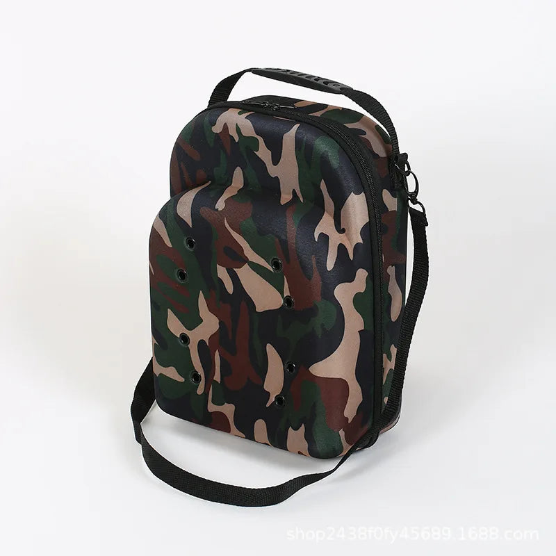 Porta y estuche de almacenamiento para sombrero exterior con patrón de camuflaje y correas negras.