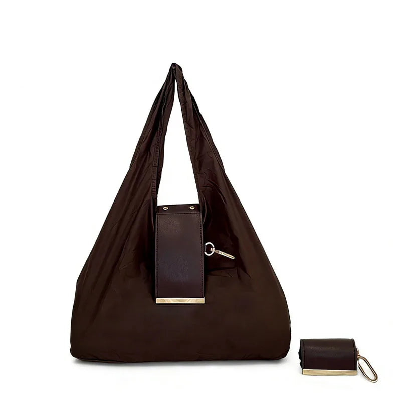 Sac de shopping pliable en nylon brun foncé avec rabat vertical et quincaillerie dorée.
