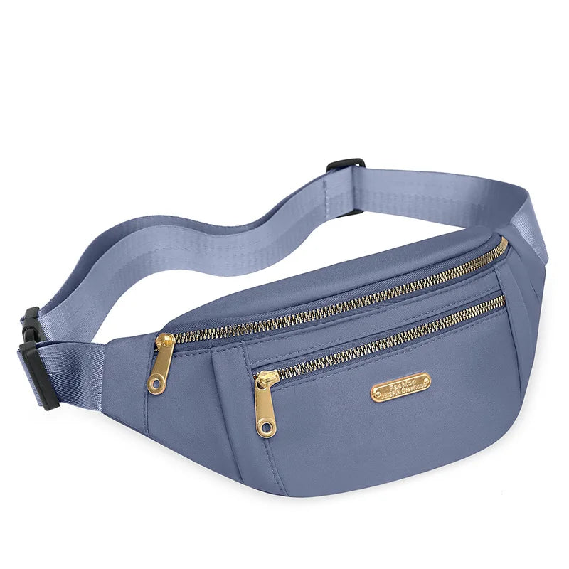 Petit sac banane imperméable bleu clair à bandoulière avec zip et accent en cuir.