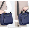 Una bolsa de hombro horizontal azul marino para hombre que sostiene una persona.