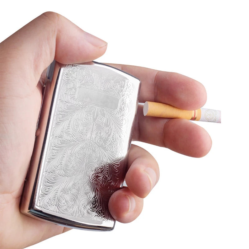 Eine Hand hält eine antike gravierte Metall-Sigarausdachbox mit einem Holzzünder.