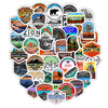 Eine Sammlung wasserfester Sticker für Nationalparks und Outdoor, mit verschiedenen Landschaften, Bergen und Naturansichten.