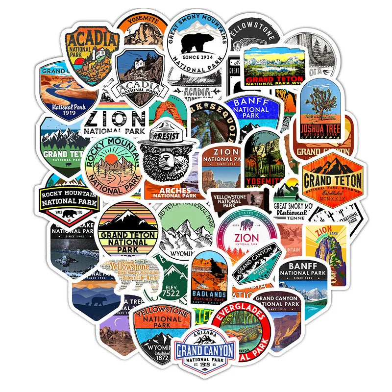 Eine Sammlung wasserfester Sticker für Nationalparks und Outdoor, mit verschiedenen Landschaften, Bergen und Naturansichten.