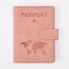 Rosa Leder-Reisepasshülle mit Weltkarten-Design und dem Wort PASSPORT gedruckt