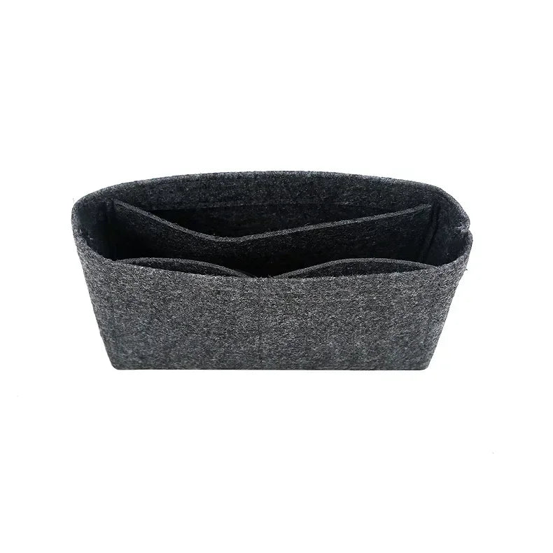 Organisateur de sac en feutre gris foncé pour mini-sacs à main.