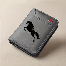 Portefeuille de carte en similicuir gris foncé avec une silhouette de cheval noir gravée sur le devant.