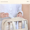 Beige Aufbewahrungstasche mit klarem Fenster, die verschiedene Kosmetik- und Badeprodukte enthält.