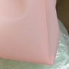 Gros plan d'un sac fourre-tout en gelée transparente rose pâle Y2K.
