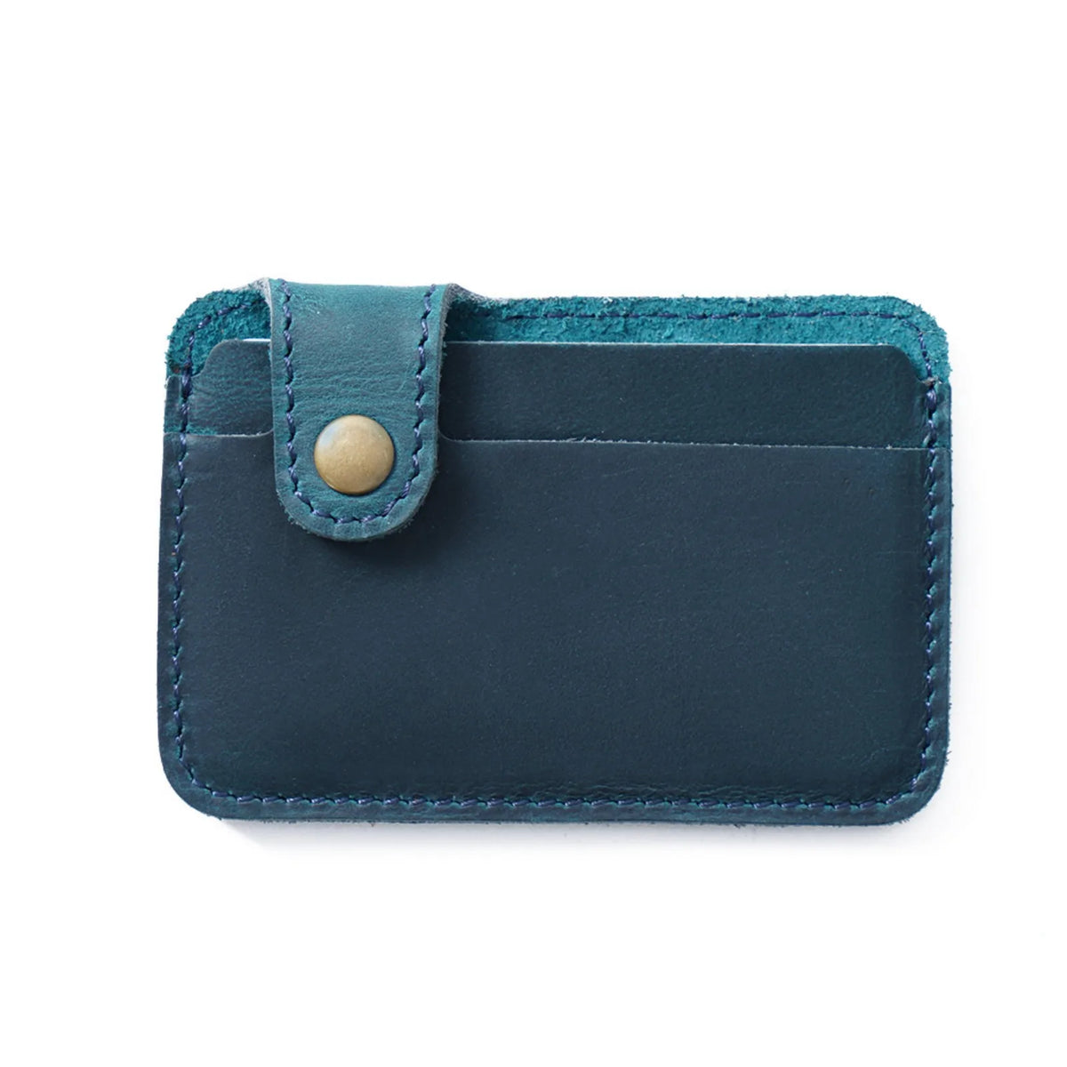 Porta tarjetas delgado de cuero genuino verde azulado oscuro con borde cosido y un botón color latón.