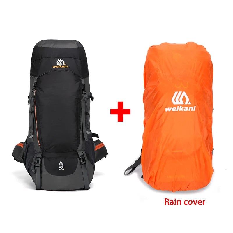 Housse de pluie orange pour un sac à dos d'escalade noir extérieur.