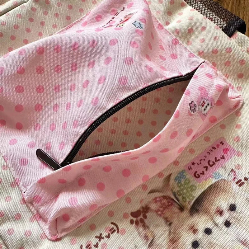 Sac à dos rose à pois blancs et fermeture éclair noire sur fond à motifs.