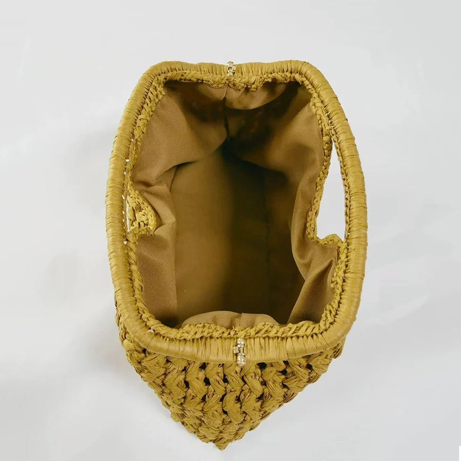 Pochette à fermeture à clic en fibre naturelle tressée de couleur jaune doré, vue ouverte.