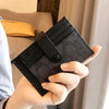 Une main tient un porte-cartes portefeuille fin en cuir PU noir pour la pièce d'identité et les pièces de monnaie.