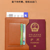 Portefeuille de voyage fin en cuir marron contenant un passeport chinois et d'autres documents.