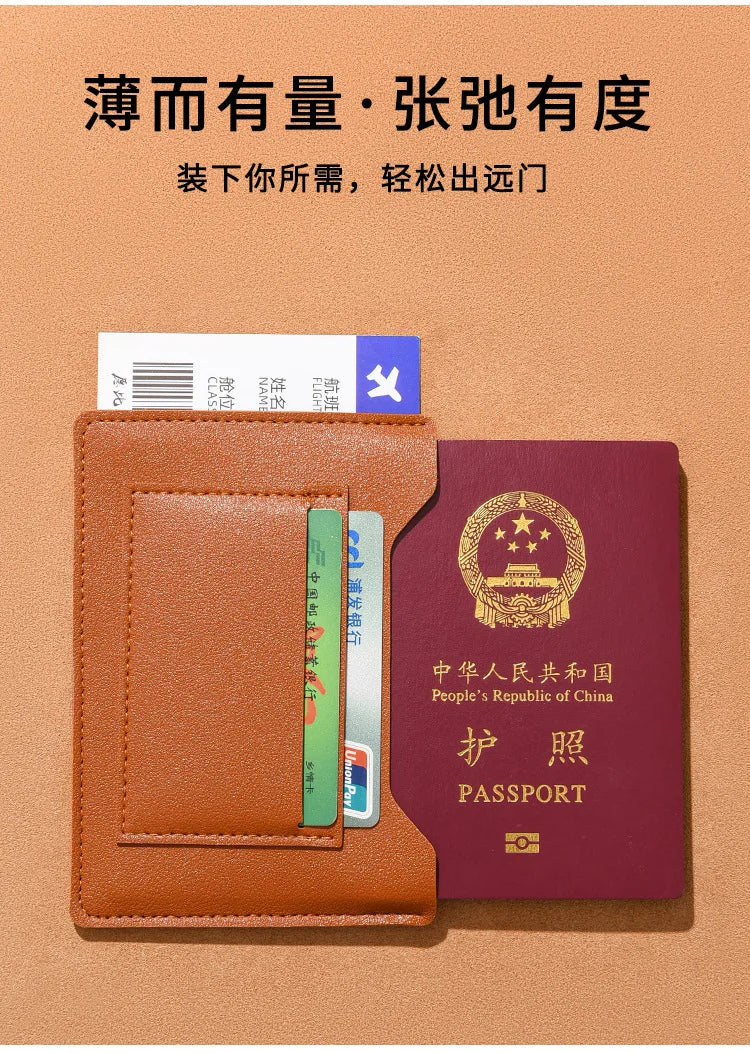 Portefeuille de voyage fin en cuir marron contenant un passeport chinois et d'autres documents.