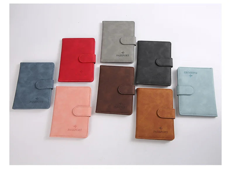 Une collection de porte-passeport en cuir imperméable dans diverses couleurs, dont rouge, gris, noir et camel.