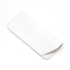 Estuche o bolso de gafas de cuero sintético blanco mostrado plano.