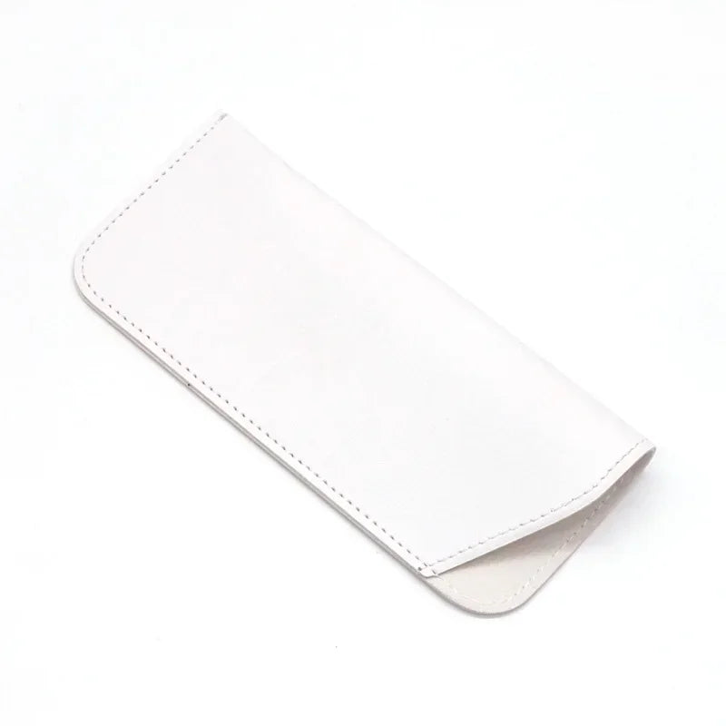 Estuche o bolso de gafas de cuero sintético blanco mostrado plano.