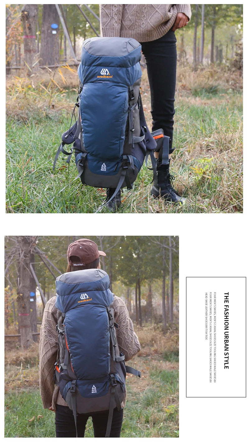 Une personne porte un sac à dos d'escalade imperméable bleu foncé dans un cadre extérieur herbeux et naturel.