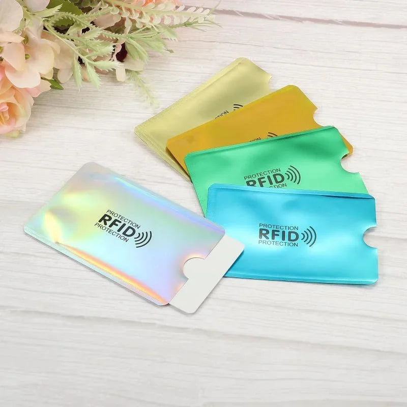 Un juego de fundas para tarjetas RFID coloridas en amarillo, verde y azul, exhibidas sobre una superficie blanca.
