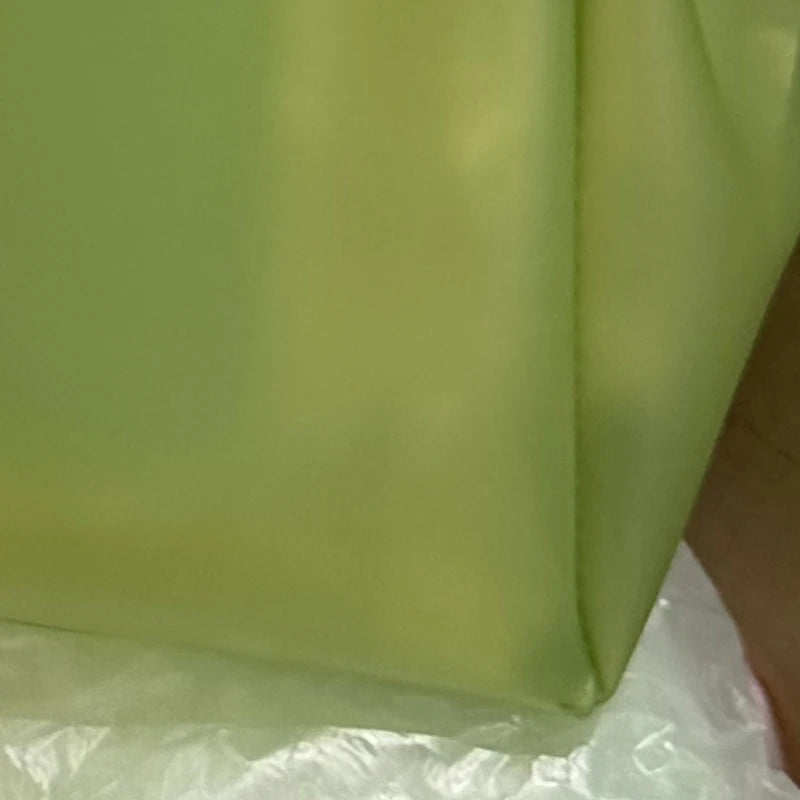 Sac en gelée transparent vert lime clair, vu de côté.