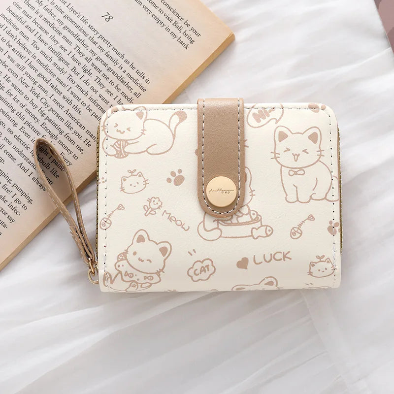Beige Kunstleder-Kleine Münztasche mit niedlichen Katzenillustrationen und Lederriemen.
