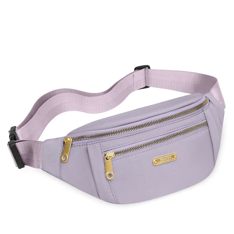 Petit sac banane imperméable mauve clair à fermeture éclair et quincaillerie dorée.