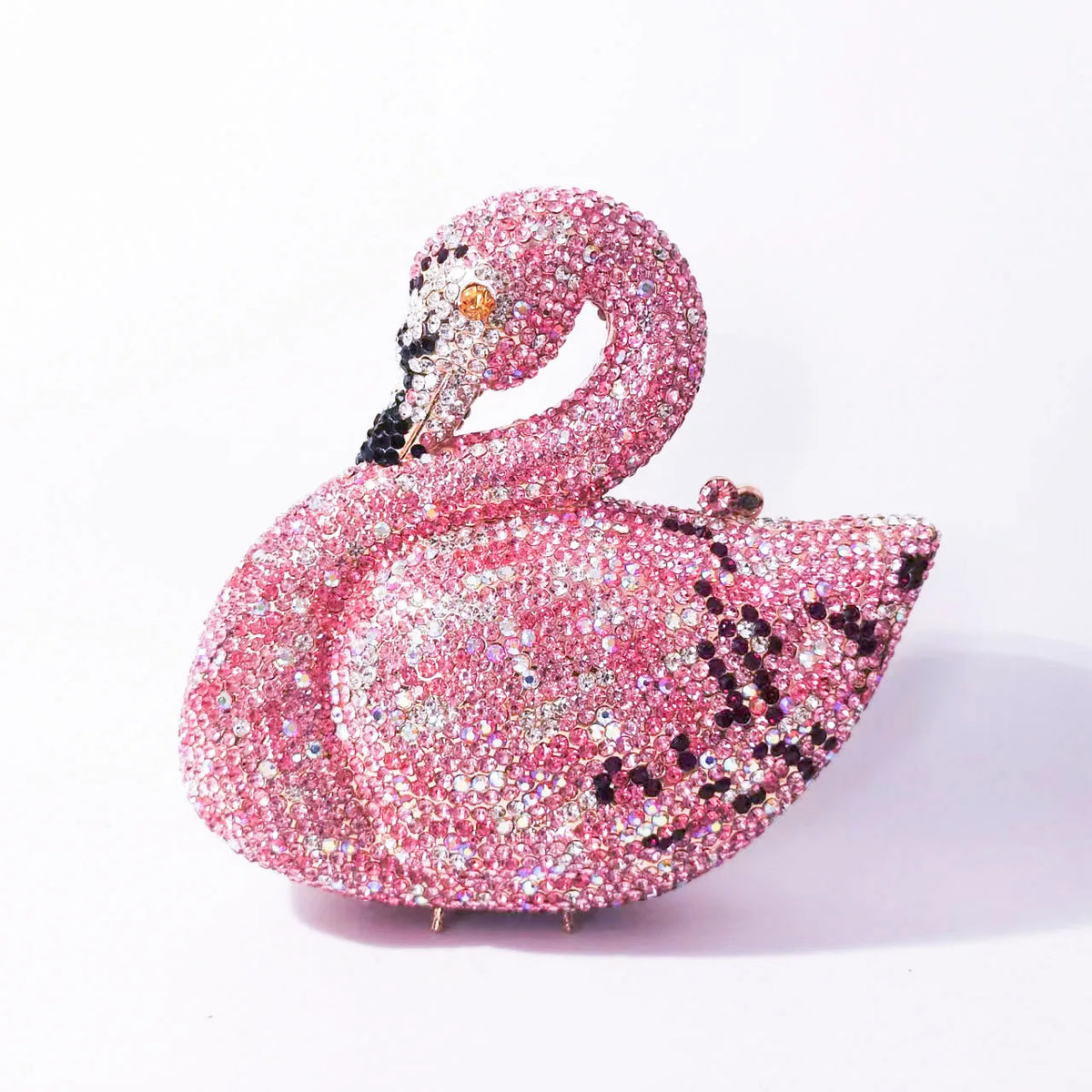 Pochette de soirée en cristal rose en forme d' cygne avec détails noirs et bec taillé en or.