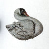 Pochette à clochette en cristal argenté en forme de cygne avec des détails scintillants.