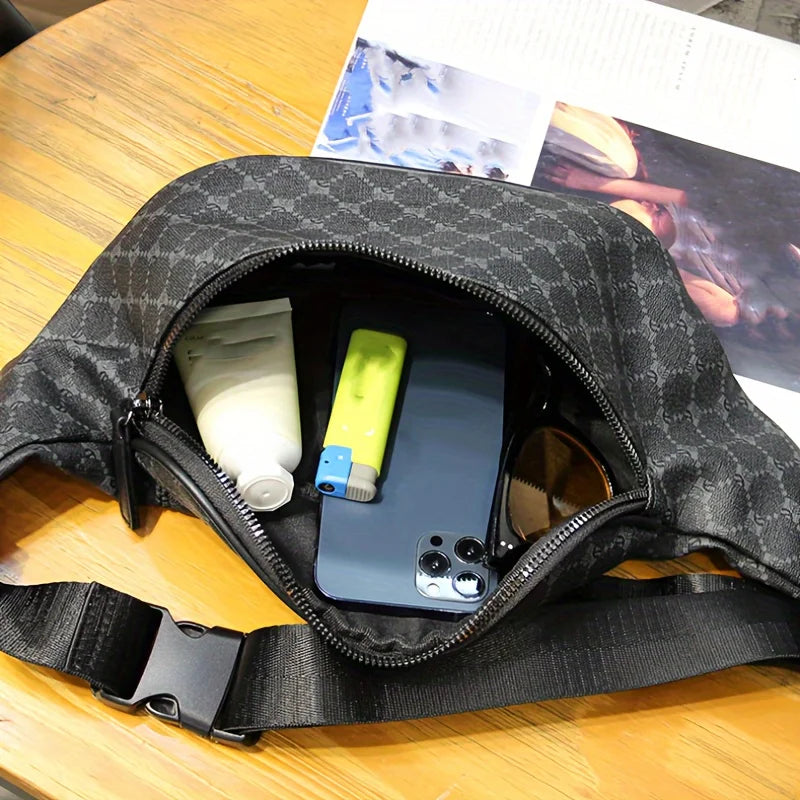 Un sac bandoulière noir de créateur ouvert, montrant un smartphone et une bouteille blanche à l'intérieur.