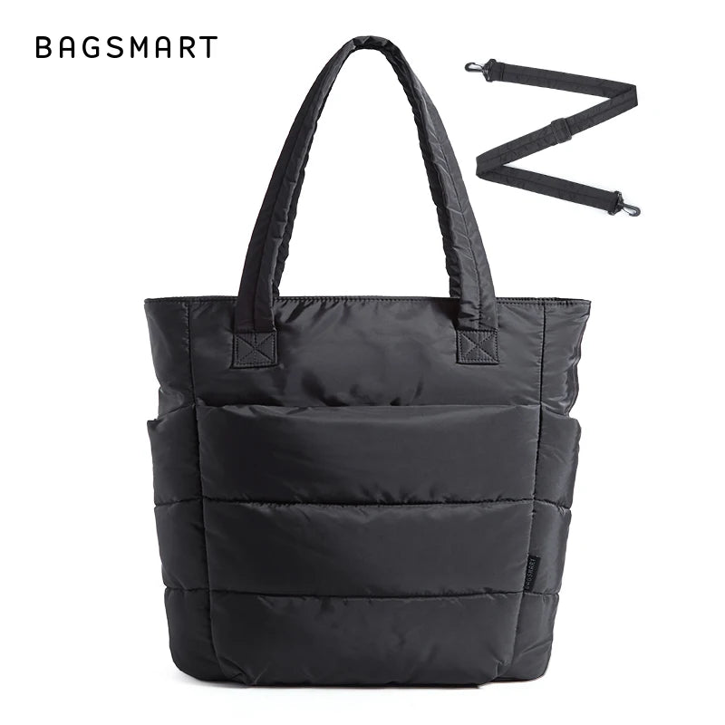 Sac cabas matelassé noir avec une sangle en forme de Z noire, sur fond blanc.