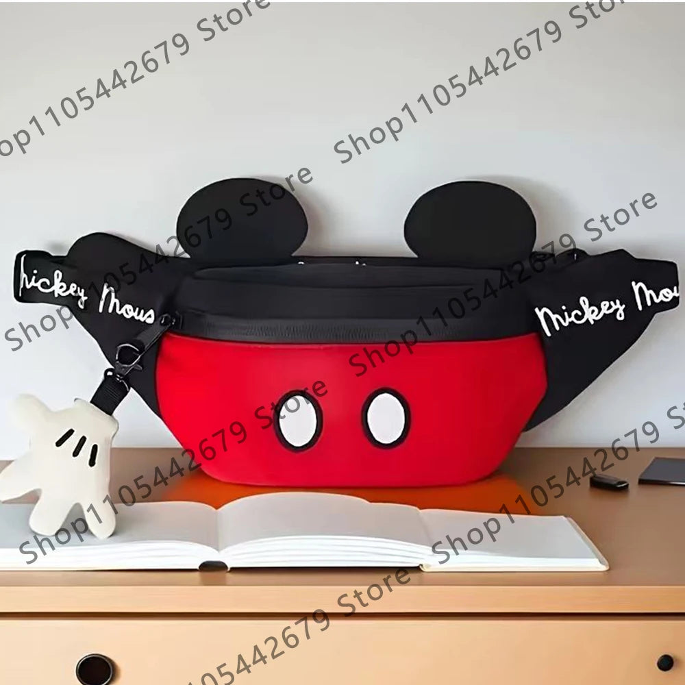 Una mochila de pato-ratón de peluche con orejas negras y cuerpo rojo, descansando sobre un libro abierto.