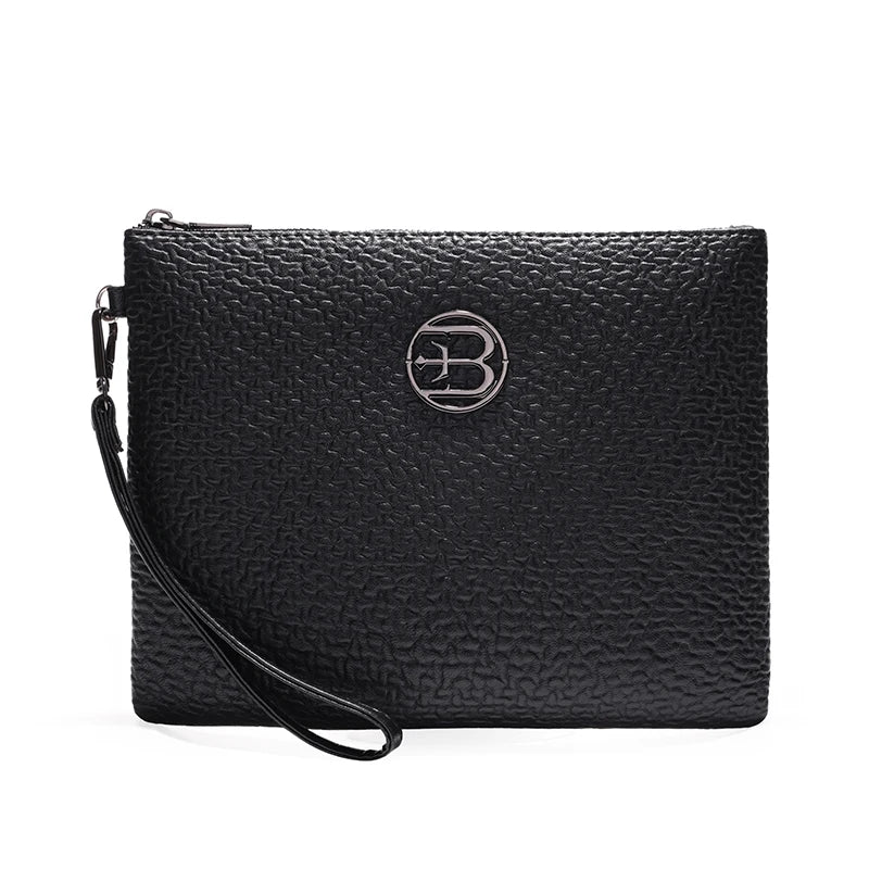 Schwarze Kunstleder-Herrengeldtasche mit silbernem Logo auf weißem Hintergrund.