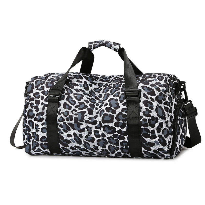 Maleta de viaje negra y blanca con estampado de leopardo y correas para hombros.